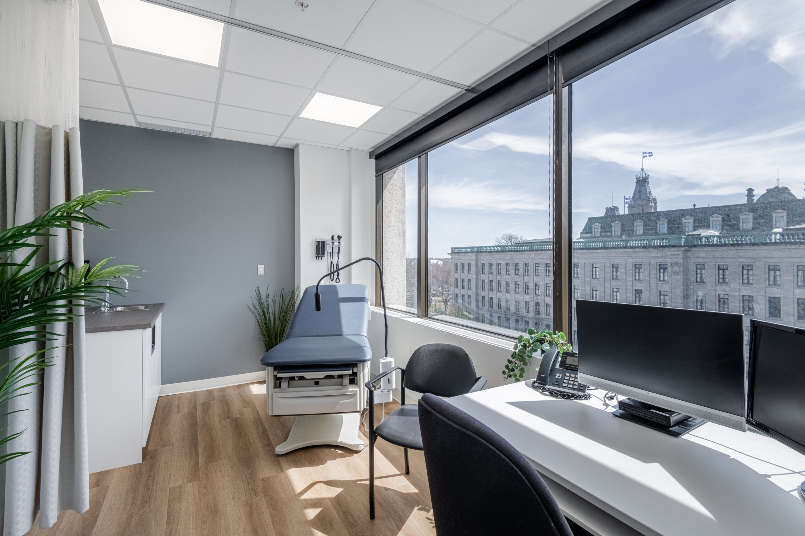 bureau de médecin en clinique médicale québec, avec grande fenêtre