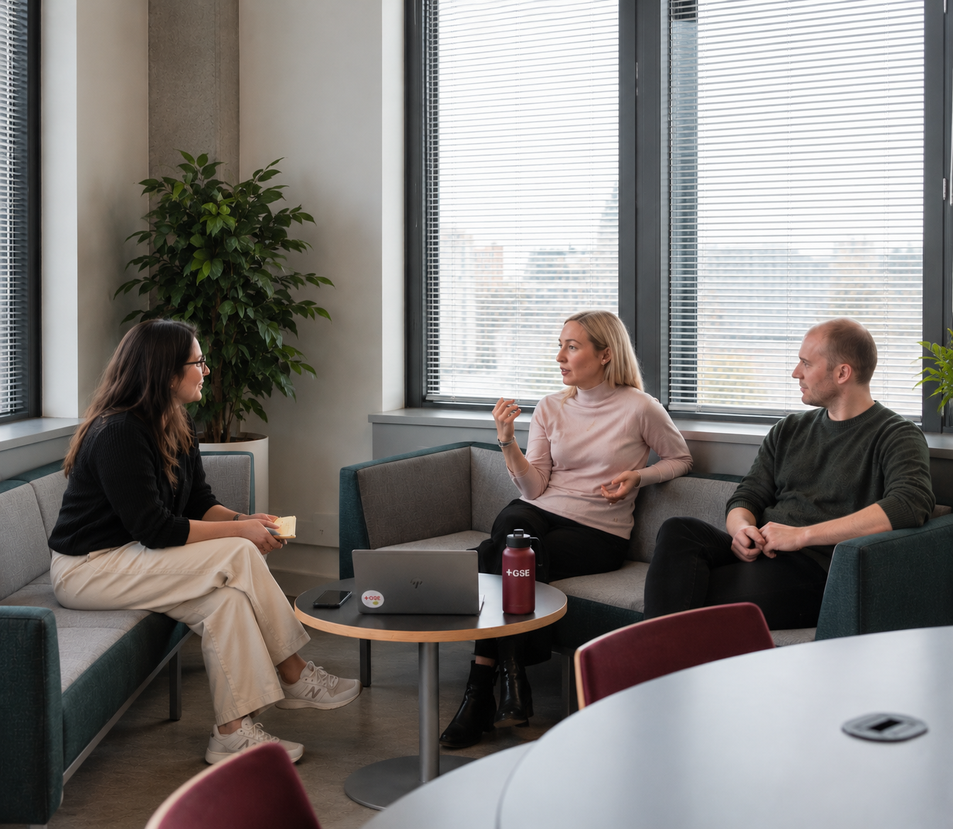 Employes-clinique-medicale-sante-discutant