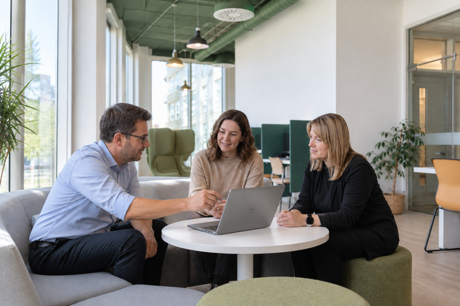 Équipe en discussion dans un espace commun d’une clinique GSE